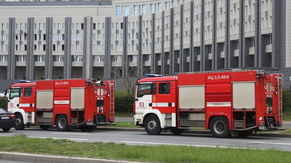 Машины противопожарной службы у больницы Святого Георгия в Санкт-Петербурге Машины противопожарной службы у больницы Святого Георгия в Санкт-Петербурге