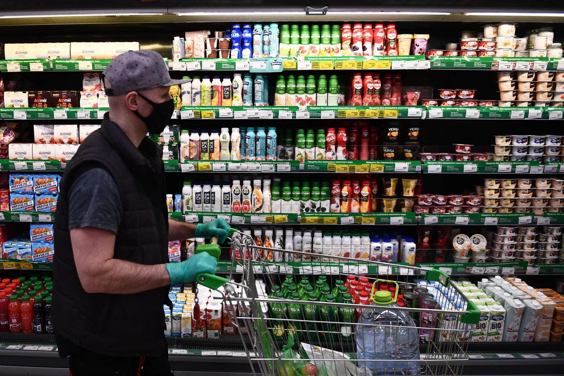 Покупатель в продуктовом магазине в Москве Покупатель в продуктовом магазине в Москве - РИА Новости, 1920, 17.05.2021