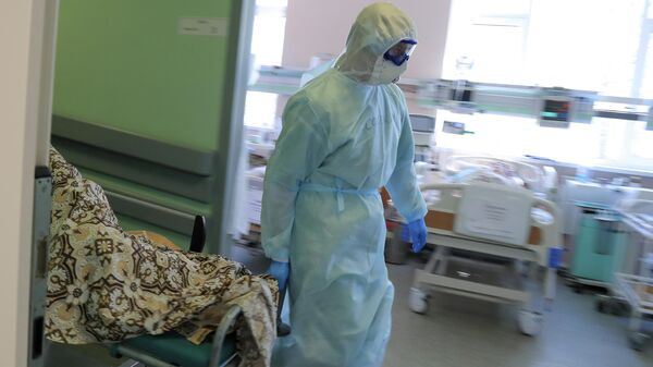 Медицинский работник в стационаре для больных с коронавирусной инфекцией на базе Тверской областной клинической больницы