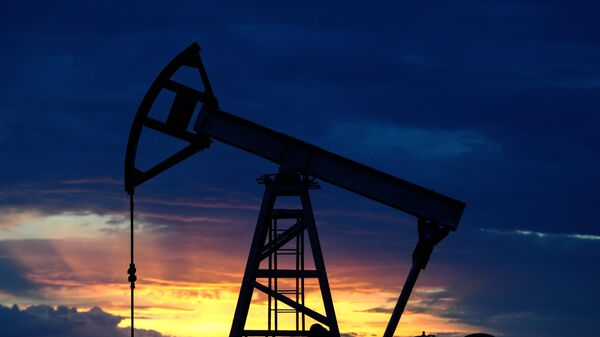 Нефтяная качалка около Ямашинского сельского поселения в Республике Татарстан Нефтяная качалка около Ямашинского сельского поселения в Республике Татарстан