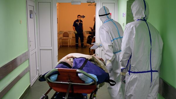 Пациент и медицинские работники в городской клинической больнице имени В. В. Виноградова, переоснащенной для лечения пациентов с COVID-19 Пациент и медицинские работники в городской клинической больнице имени В. В. Виноградова, переоснащенной для лечения пациентов с COVID-19