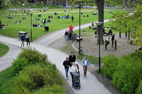 Жители Стокгольма в парке Раламбшов во время пандемии коронавируса COVID-19 