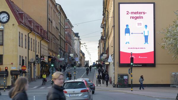 Плакат с напоминанием о социальной дистанции на фасаде дома в Стокгольме, Швеция Плакат с напоминанием о социальной дистанции на фасаде дома в Стокгольме, Швеция