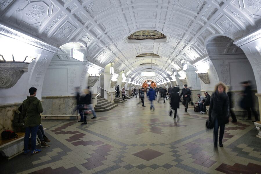 Пассажиры на станции метро Белорусская Московского метрополитена Пассажиры на станции метро Белорусская Московского метрополитена