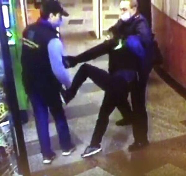 Пассажир ударил работника метро в вестибюле станции Нарвская в Санкт-Петербурге Пассажир ударил работника метро в вестибюле станции Нарвская в Санкт-Петербурге