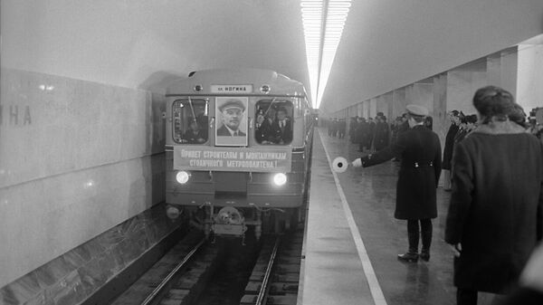 Первый поезд на открывшейся станции метро Площадь Ногина (с 1990 года -Китай-город) в Москве Первый поезд на открывшейся станции метро Площадь Ногина (с 1990 года -Китай-город) в Москве