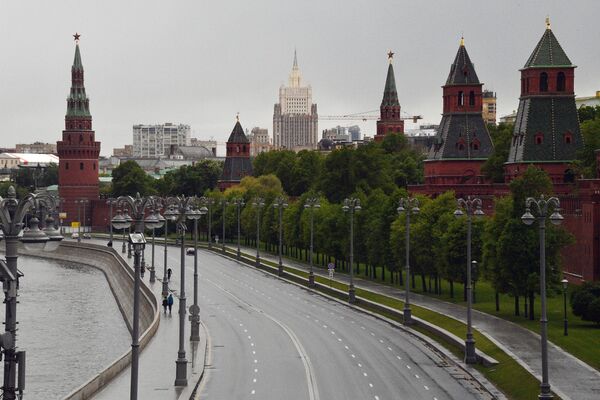 Кремлевская набережная в Москве Кремлевская набережная в Москве