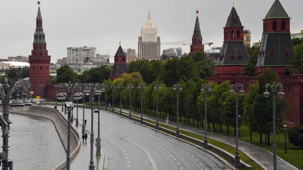Кремлевская набережная в Москве Кремлевская набережная в Москве