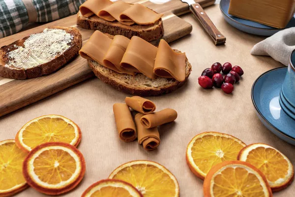 Бутерброды с норвежским сыром Brunost Бутерброды с норвежским сыром Brunost