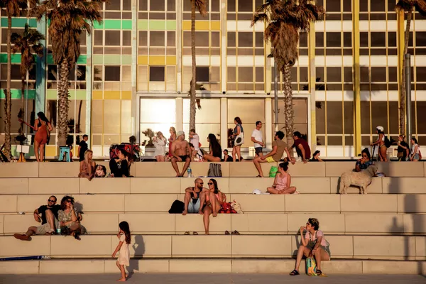 Люди на пляже в Тель-Авиве, 16 мая 2020
