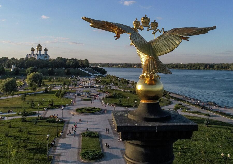 Парк на Стрелке в историческом центре Ярославля Парк на Стрелке в историческом центре Ярославля