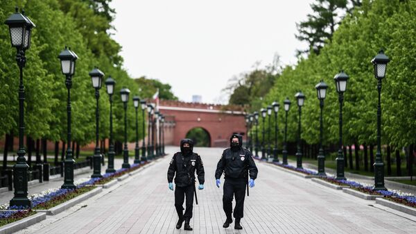 Сотрудники полиции в Александровском саду Сотрудники полиции в Александровском саду