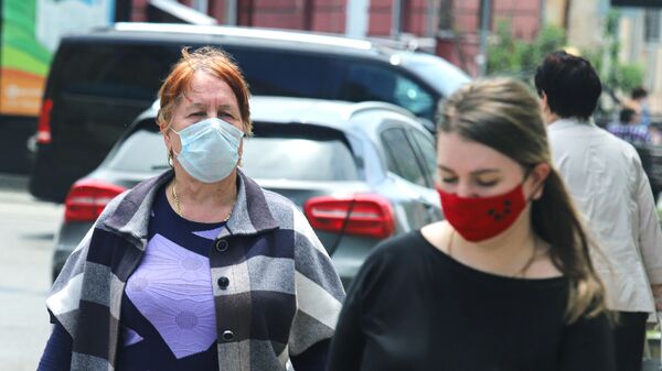 Горожане в защитных масках на одной из улиц Пятигорска Горожане в защитных масках на одной из улиц Пятигорска