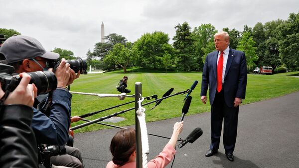 Президент США Дональд Трамп беседует со СМИ на южной лужайке Белого дома в Вашингтоне Президент США Дональд Трамп беседует со СМИ на южной лужайке Белого дома в Вашингтоне