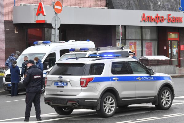 Сотрудники полиции у отделения Альфа-банка в центре Москвы, откуда поступило сообщение, что неизвестный удерживает несколько человек и угрожает взорвать отделение Сотрудники полиции у отделения Альфа-банка в центре Москвы, откуда поступило сообщение, что неизвестный удерживает несколько человек и угрожает взорвать отделение