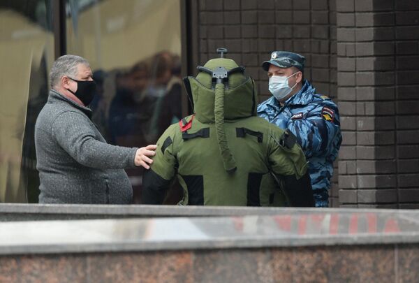 Сапер у отделения Альфа-банка в центре Москвы, откуда поступило сообщение, что неизвестный удерживает несколько человек и угрожает взорвать отделение Сапер у отделения Альфа-банка в центре Москвы, откуда поступило сообщение, что неизвестный удерживает несколько человек и угрожает взорвать отделение
