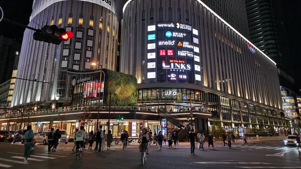 Магазин электроники Yodobashi Camera у центральной железнодорожной станции Осака Магазин электроники Yodobashi Camera у центральной железнодорожной станции Осака