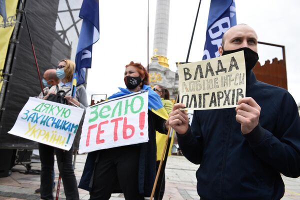 Участники акции против президента Украины Владимира Зеленского на площади Независимости в Киеве Участники акции против президента Украины Владимира Зеленского на площади Независимости в Киеве