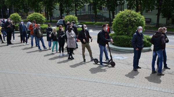 Очередь желающих поставить подпись за выдвижение кандидатов на пост президента Белоруссии в Минске Очередь желающих поставить подпись за выдвижение кандидатов на пост президента Белоруссии в Минске