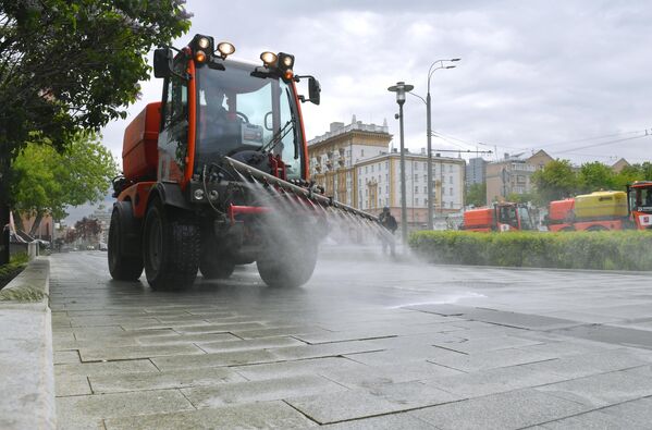 Автомобиль коммунальных служб во время дезинфекции тротуаров в Москве Автомобиль коммунальных служб во время дезинфекции тротуаров в Москве