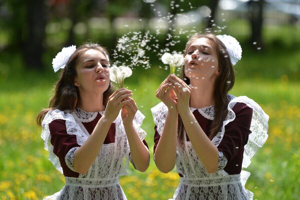 Выпускницы во время последнего звонка около сельской школы села Миасское Челябинской области Выпускницы во время последнего звонка около сельской школы села Миасское Челябинской области