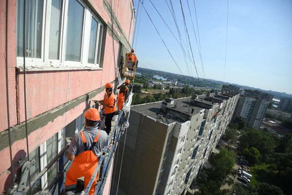 абочие проводят ремонт жилого дома в московском районе Капотня абочие проводят ремонт жилого дома в московском районе Капотня