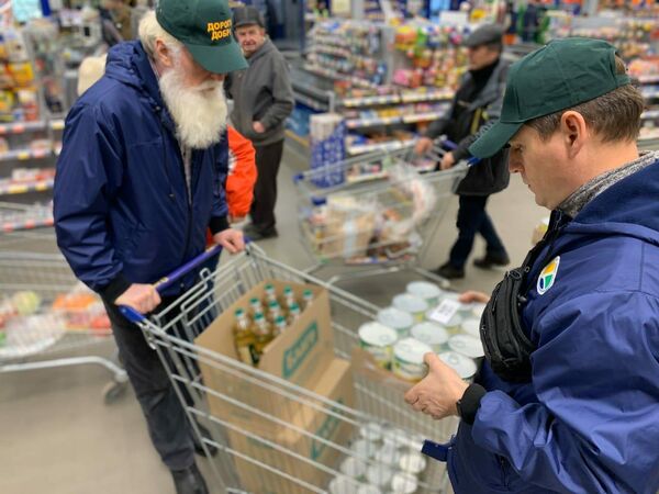 Волонтеры покупают продукты Волонтеры покупают продукты
