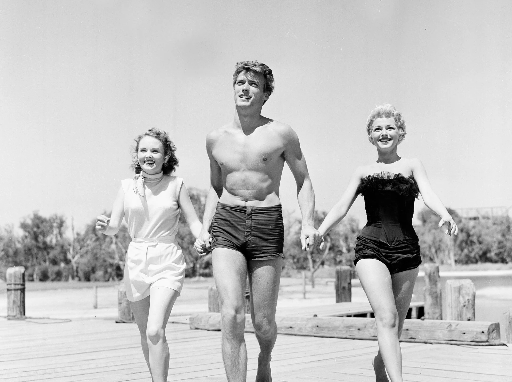 Жизнь в 20 30 годы прошлого. Клинт Иствуд. Клинт Иствуд 1950. Клинт Иствуд с женой в молодости. Клинт Иствуд молодой.