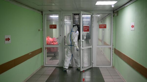 Медицинские работники входят в красную зону госпиталя COVID-19 городской клинической больницы № 15 имени О. М. Филатова в Москве Медицинские работники входят в красную зону госпиталя COVID-19 городской клинической больницы № 15 имени О. М. Филатова в Москве