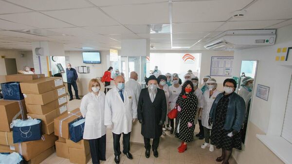 Федерация еврейских общин России (ФЕОР) раздает врачам продуктовые наборы и средства защиты от COVID-19 Федерация еврейских общин России (ФЕОР) раздает врачам продуктовые наборы и средства защиты от COVID-19