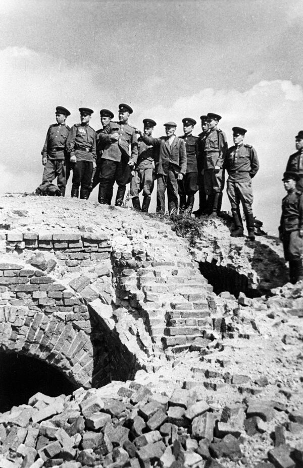 Очевидец Иван Пеньковский рассказывает пограничникам о подвиге бойцов Очевидец Иван Пеньковский рассказывает пограничникам о подвиге бойцов