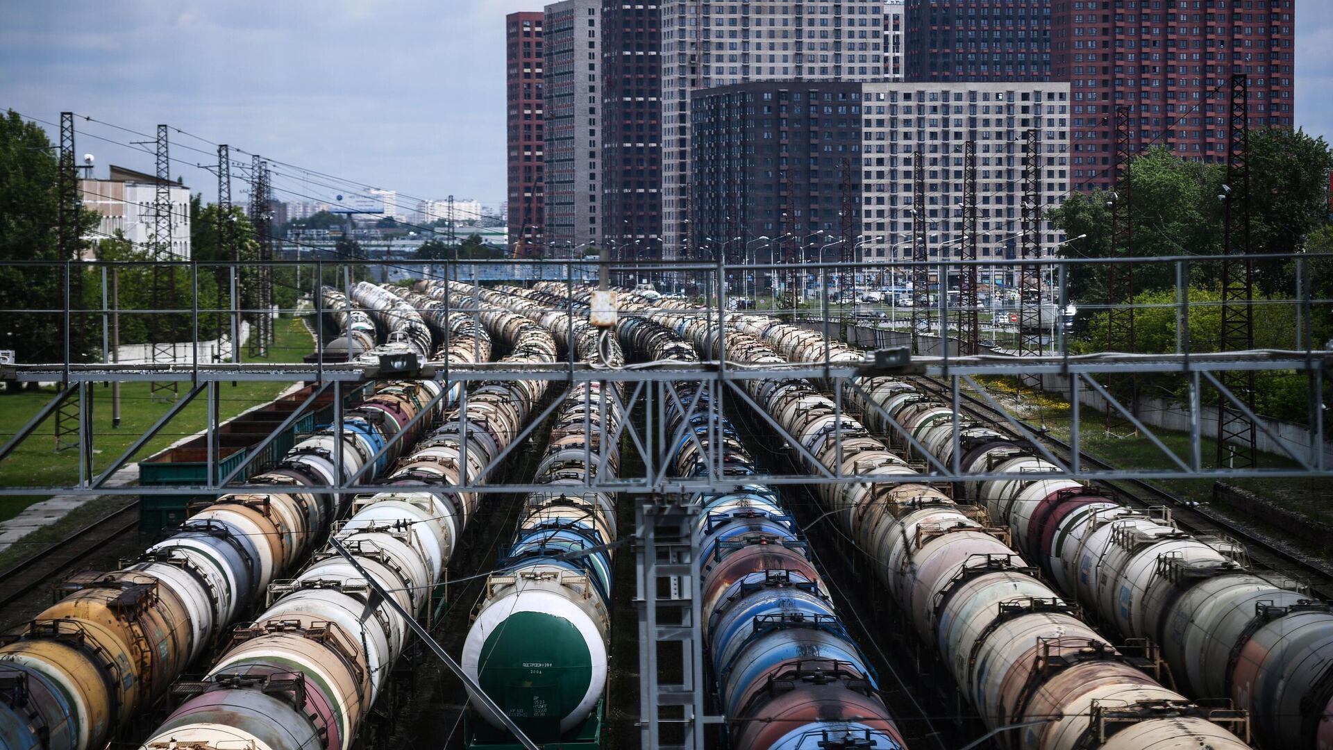Железнодорожные вагоны-цистерны для перевозки нефти и топлива Железнодорожные вагоны-цистерны для перевозки нефти и топлива - РИА Новости, 1920, 14.10.2020
