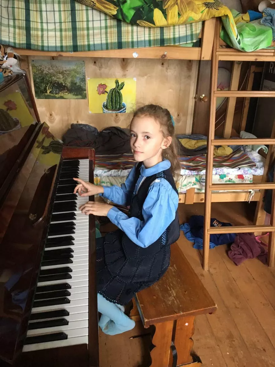Аксинья Глаголева играет на пианино 