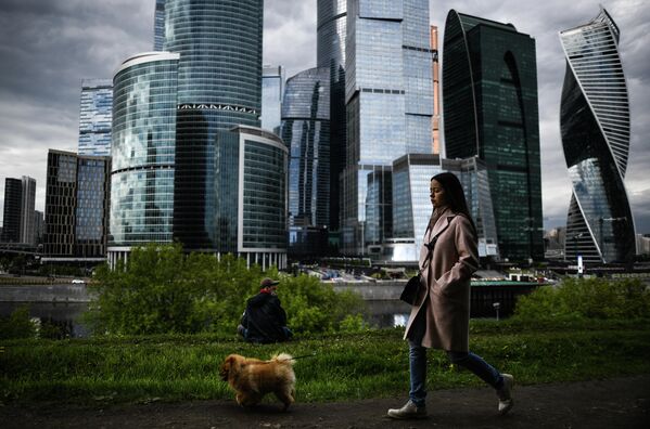 Девушка гуляет с собакой на набережной Тараса Шевченко в Москве Девушка гуляет с собакой на набережной Тараса Шевченко в Москве