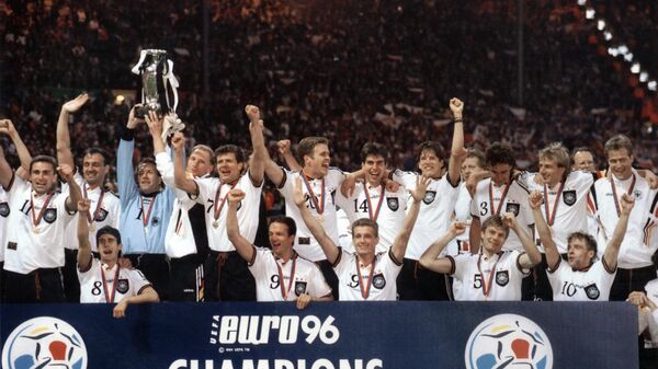 Сборная Германии после победы на ЕВРО-1996