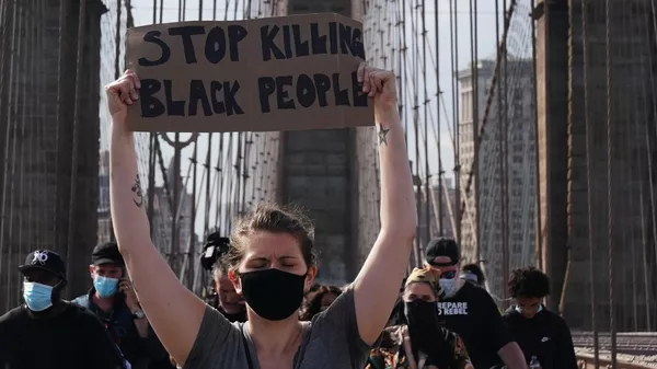 Участники протеста, вызванного смертью афроамериканца Джорджа Флойда, на одной из улиц Нью-Йорка