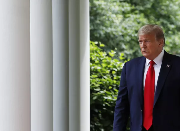 Президент США Дональд Трамп перед началом брифинг возле Белого дома в Вашингтоне Президент США Дональд Трамп перед началом брифинг возле Белого дома в Вашингтоне