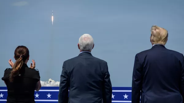 Президент США Дональд Трамп, вице-президент США Майкл Пенс и супруга вице-президента США Карен Пенс следят за первым пилотируемым запуском корабля Crew Dragon