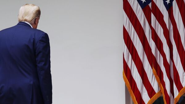 Президент США Дональд Трамп после окончания брифинга в Розовом саду Белого дома Президент США Дональд Трамп после окончания брифинга в Розовом саду Белого дома