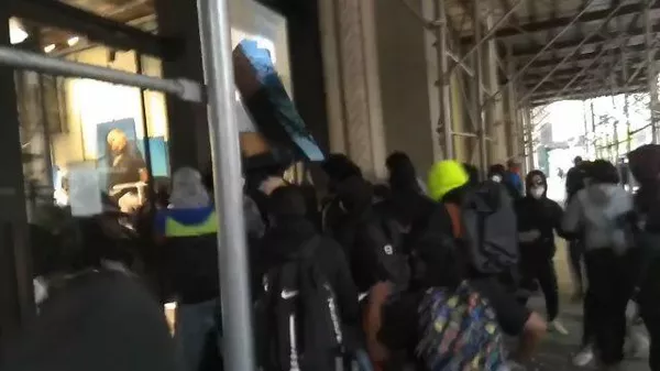 На Манхэттене протестующие громят витрины и грабят магазины