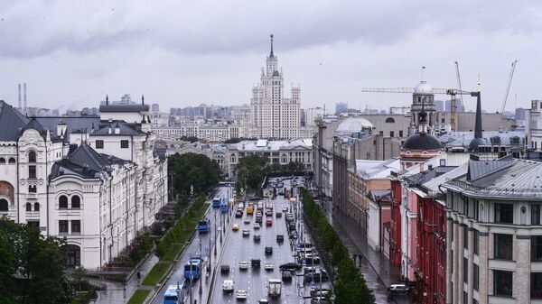 Вид со смотровой площадки Центрального Детского Мира на Лубянке на высотное здание на Котельнической набережной в Москве Вид со смотровой площадки Центрального Детского Мира на Лубянке на высотное здание на Котельнической набережной в Москве