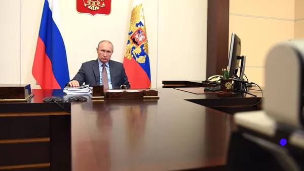 Президент РФ Владимир Путин во время встречи в режиме видеоконференции с председателем правительства РФ Михаилом Мишустиным