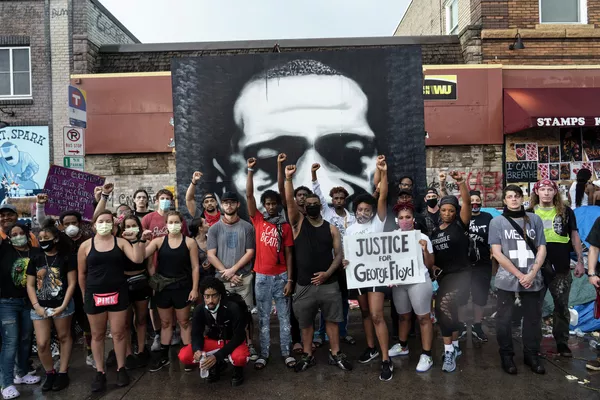 Протестующие на месте убийства афроамериканца Джорджа Флойда в Миннеаполисе