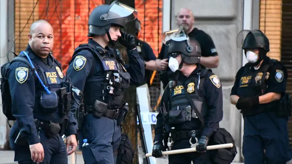 Сотрудники полиции в США во время протестов