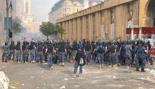 Сотрудники полиции у здания парламента в центре Бейрута, где демонстранты начали погром Сотрудники полиции у здания парламента в центре Бейрута, где демонстранты начали погром