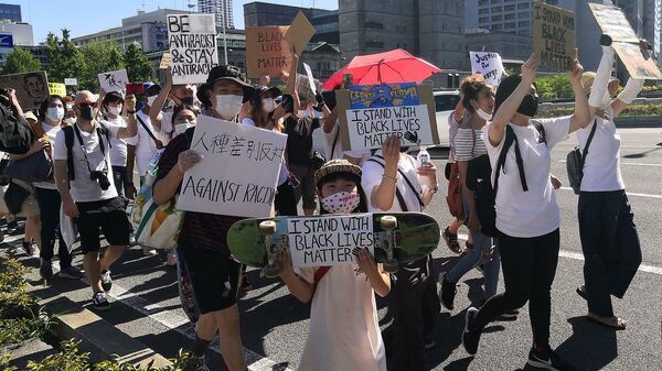 Участники акции протеста против расизма в японской Осаке Участники акции протеста против расизма в японской Осаке
