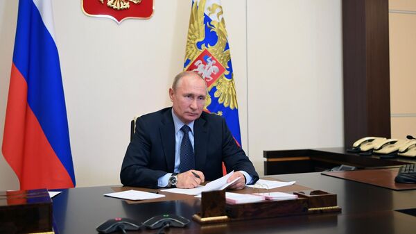 Президент РФ Владимир Путин во время встречи в режиме видеоконференции с социальными работниками государственных учреждений и НКО Президент РФ Владимир Путин во время встречи в режиме видеоконференции с социальными работниками государственных учреждений и НКО