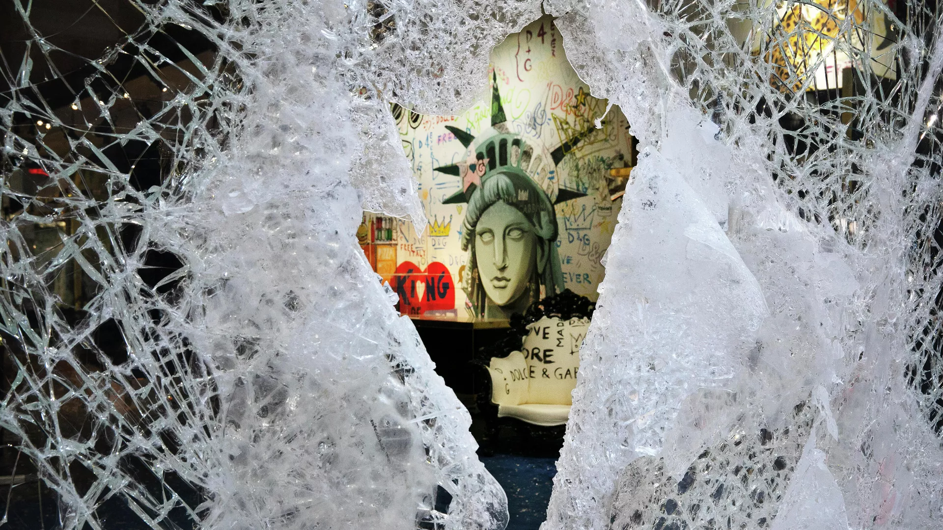 Разбитая витрина магазина Dolce and Gabbana в Нью-Йорке - РИА Новости, 1920, 21.06.2021