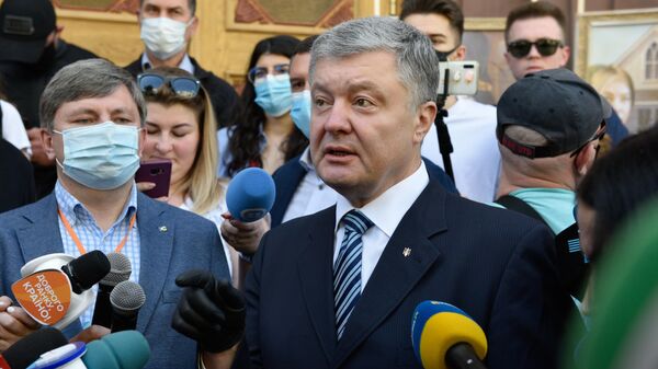Петр Порошенко у здания Государственного бюро расследований в Киеве Петр Порошенко у здания Государственного бюро расследований в Киеве