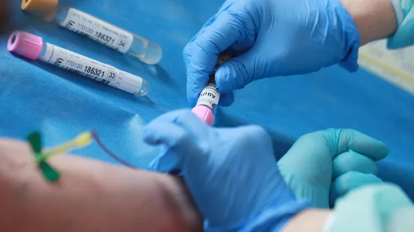 Забор крови из вены на тестирование наличия антител к коронавирусу COVID-19 у одного из сотрудников Центра социального обслуживания Мой социальный центр в Москве